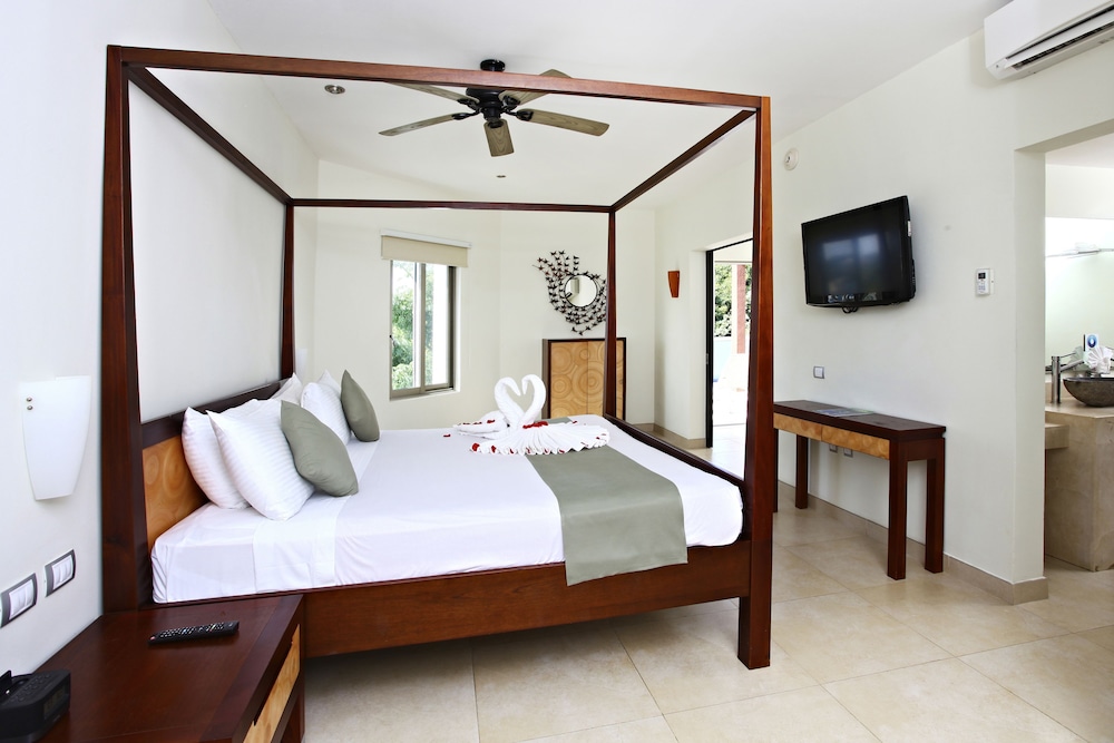 Penthouse Select  Club, 1 king bed with Sofabed and Jetted Tub - Photo 5