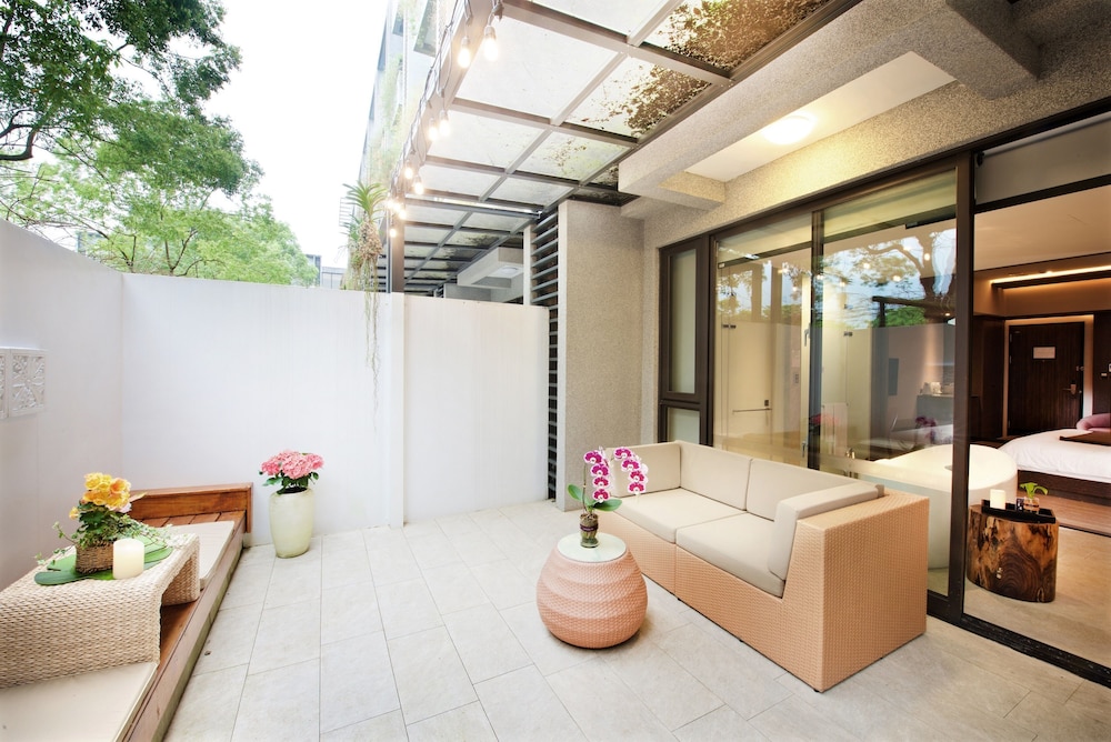 Lavender Cabana Suite photo 2