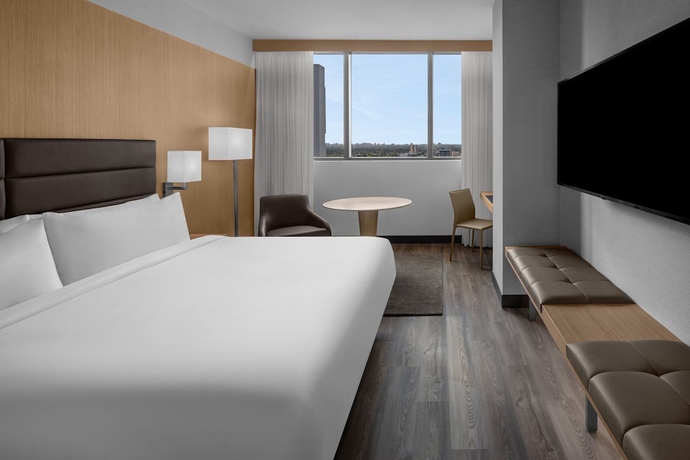 Deluxe Room, 1 King Bed, Corner photo 3