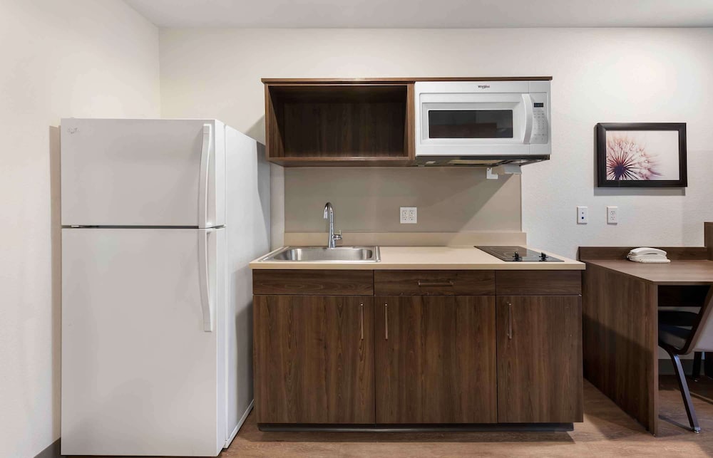 Deluxe Studio, 1 King Bed with Sofa bed, Non Smoking, Refrigerator & Microwave - Photo 4