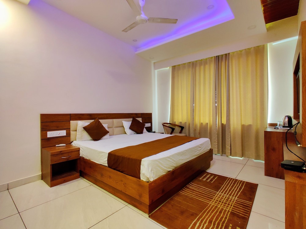 Deluxe Room - Photo 10