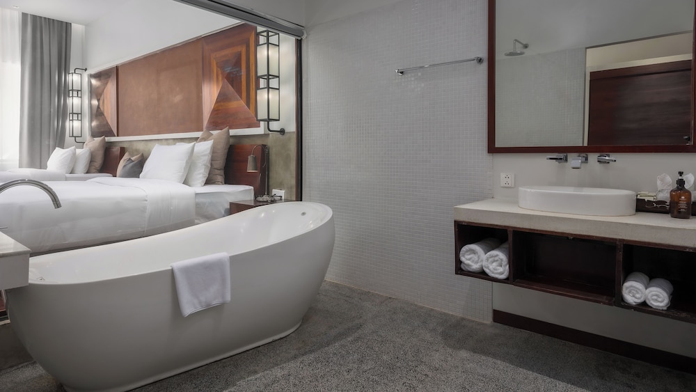 Two-Bedroom Family Suite  Free Laundry + Daily 60Min Massage + Mini Bar + Airport Pick-Up - Photo 11
