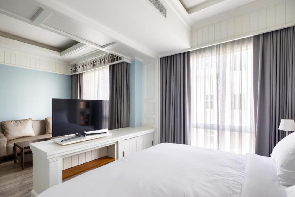 Premier Room, 1 King Bed photo 3