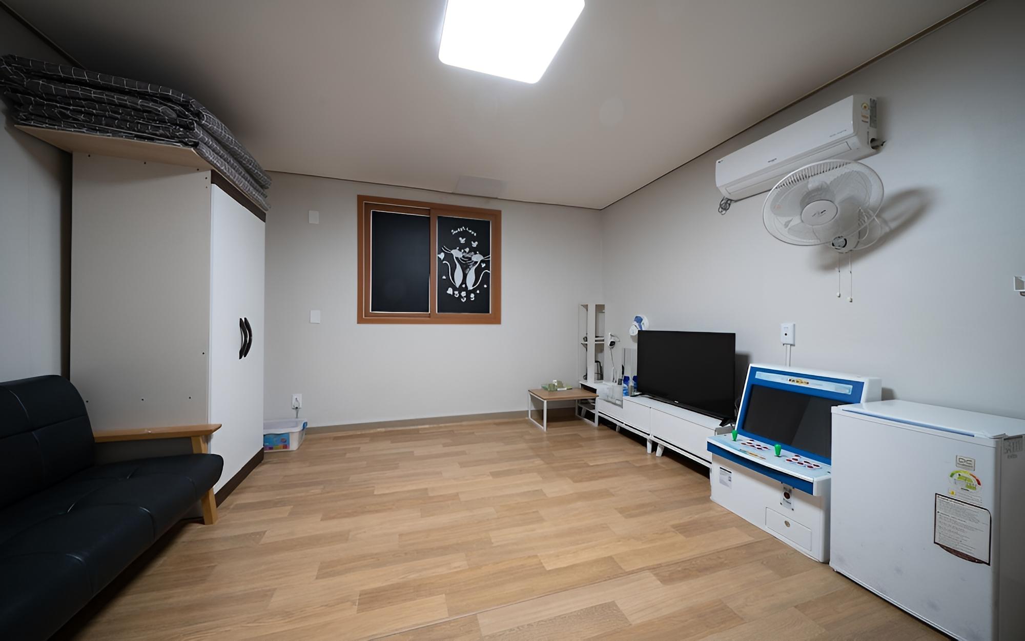 Room (Family room 202 (large bath))