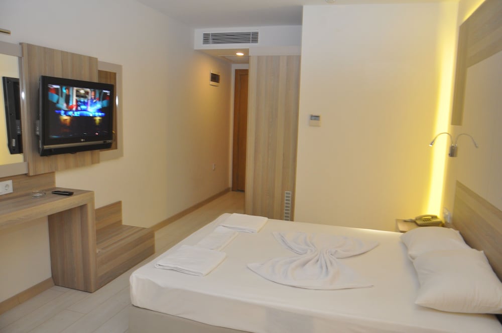 Standard Double Room, Garden View thumbnail 6