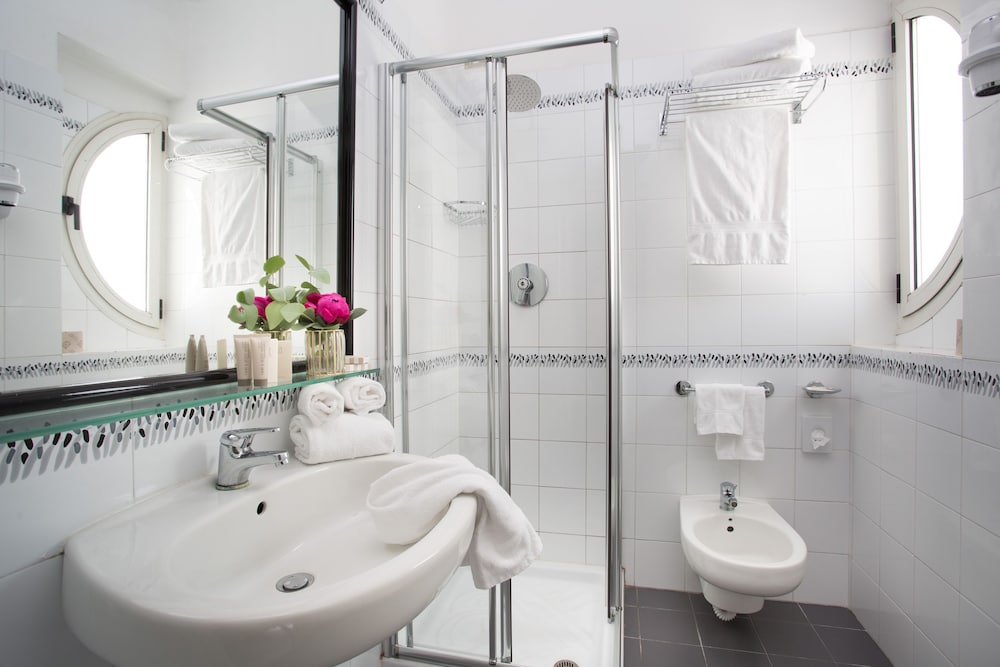 Deluxe Double or Twin Room - Photo 4