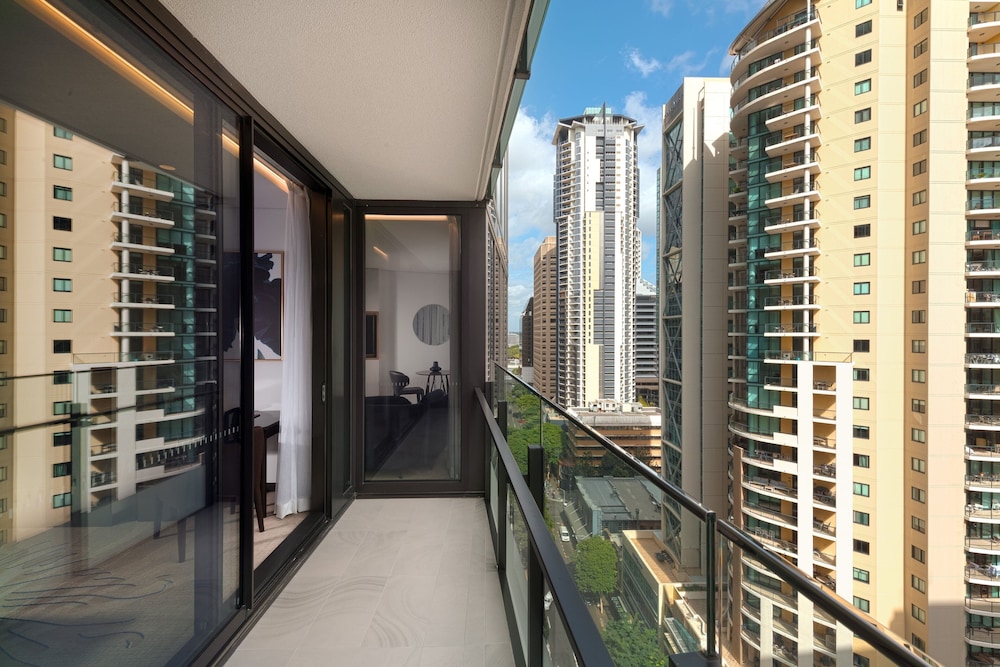 Premium Suite, 1 King Bed, City View (Balcony) thumbnail 6