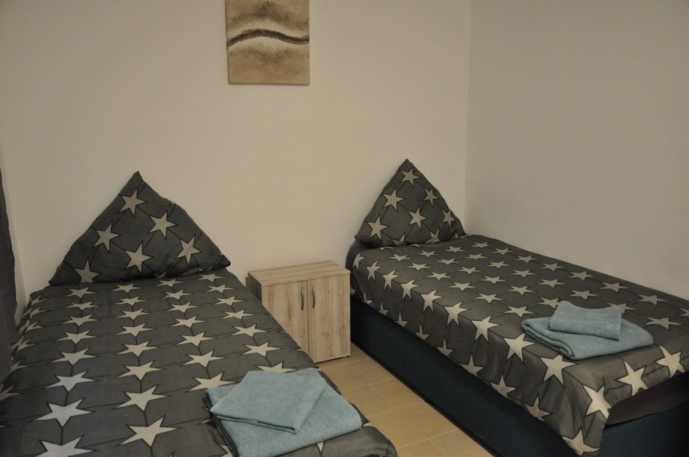 Economy Twin Room, Shared Bathroom (Nr. 2) photo 1