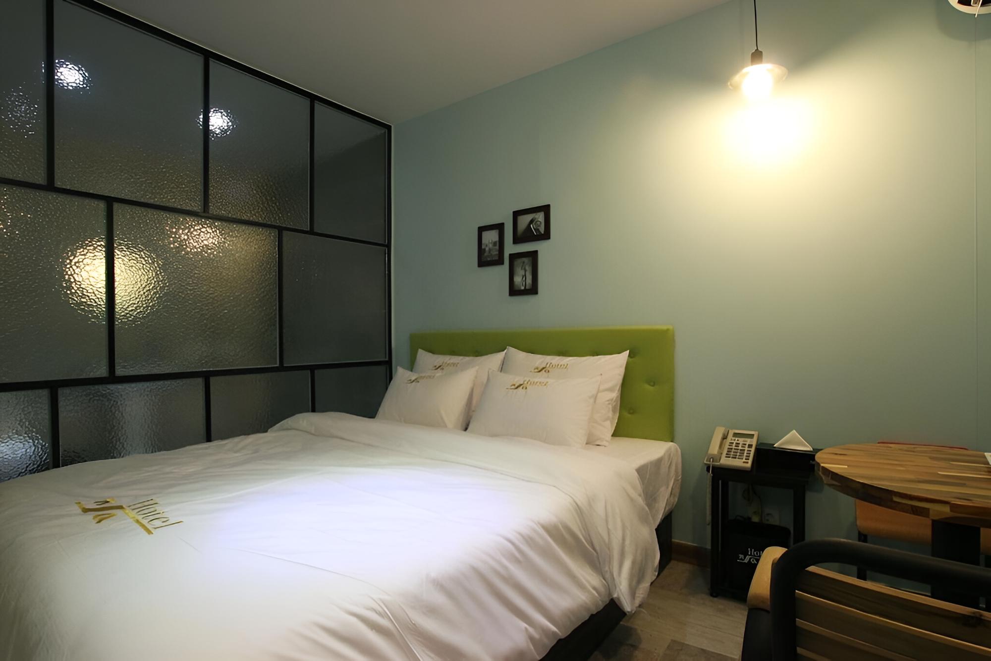 Room (Standard Room) - Photo 9