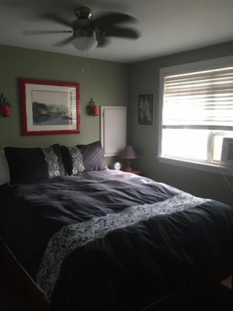 Cottage, 2 Bedrooms, Hot Tub (RV on-site with additional beds) photo 1