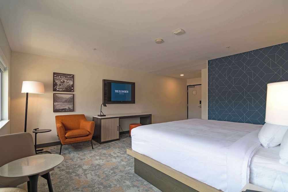 Standard Room, 1 King Bed, Non Smoking photo 2