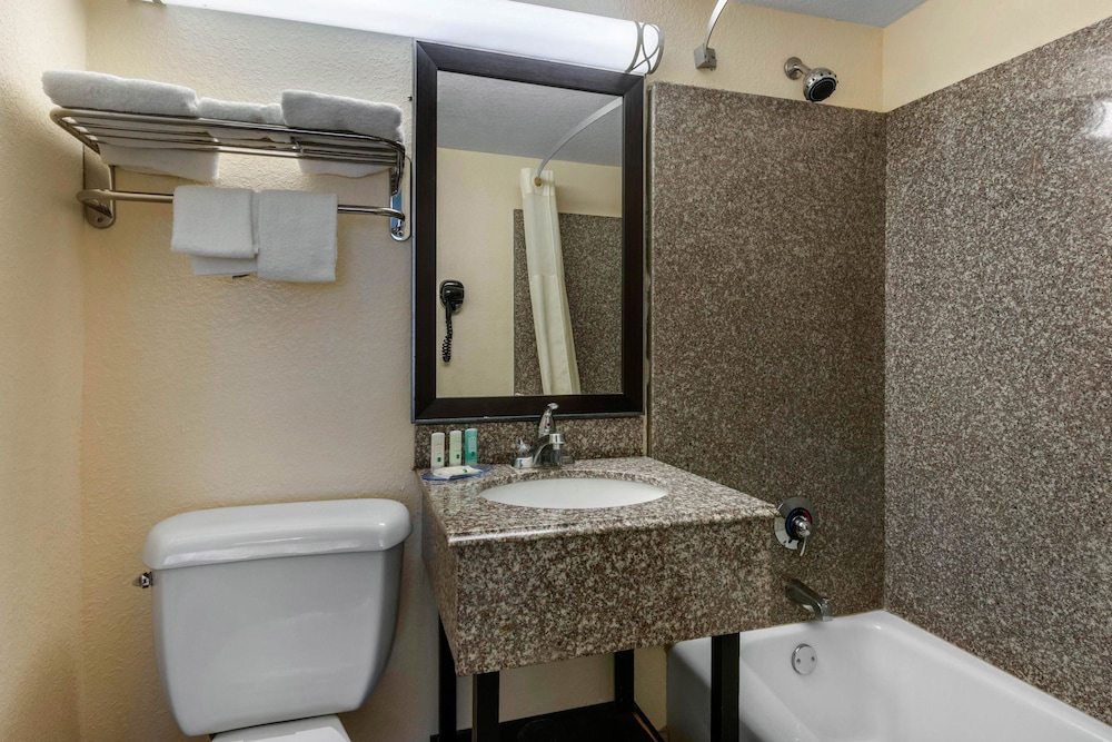 Room, Multiple Beds, Non Smoking - Photo 2