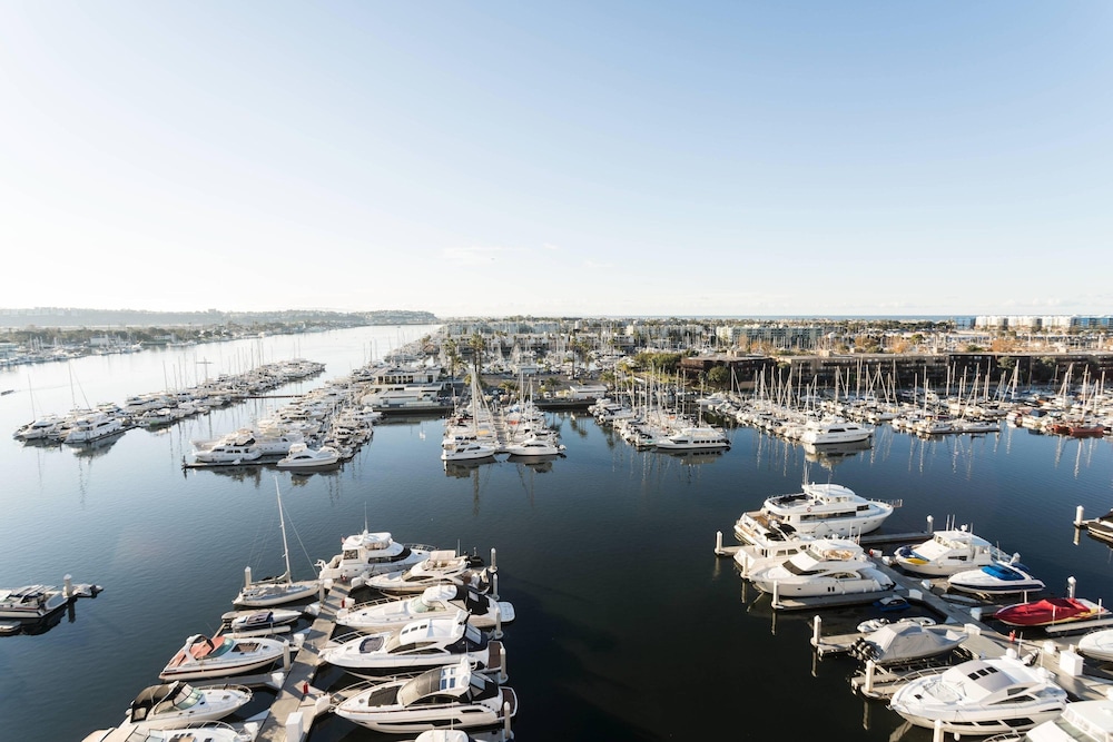 Executive Suite, 1 Bedroom, Marina View (Mobility Accessible, Tub) thumbnail 6