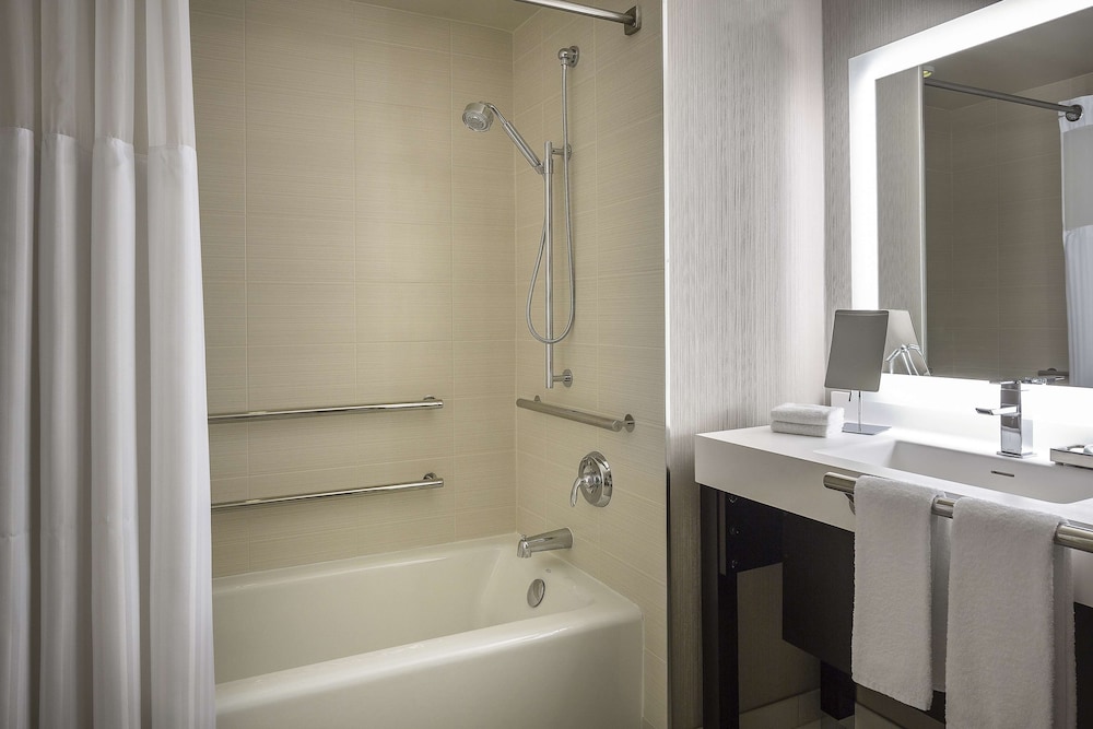 Room, 1 King Bed, Accessible, Bathtub - Photo 3