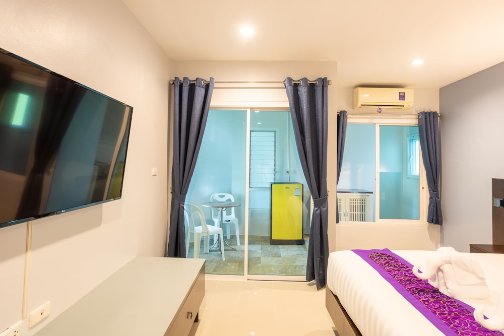 Premium Studio, 1 King Bed, Non Smoking - Photo 1