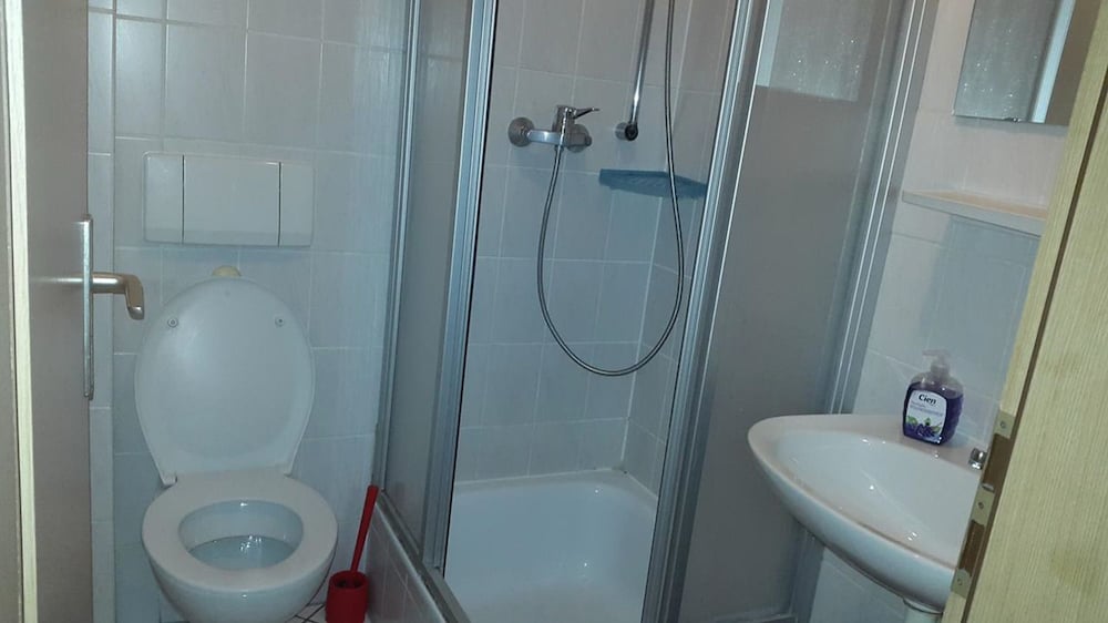 Twin Room with Private Bathroom - Photo 5