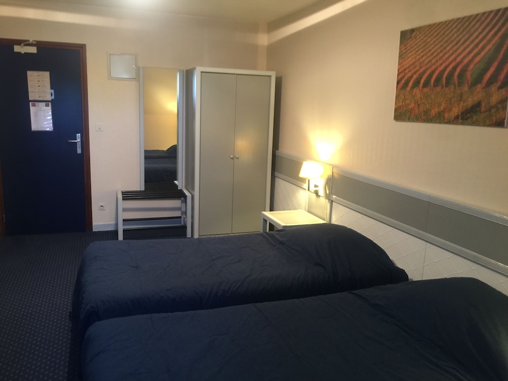 Twin Room - Photo 2