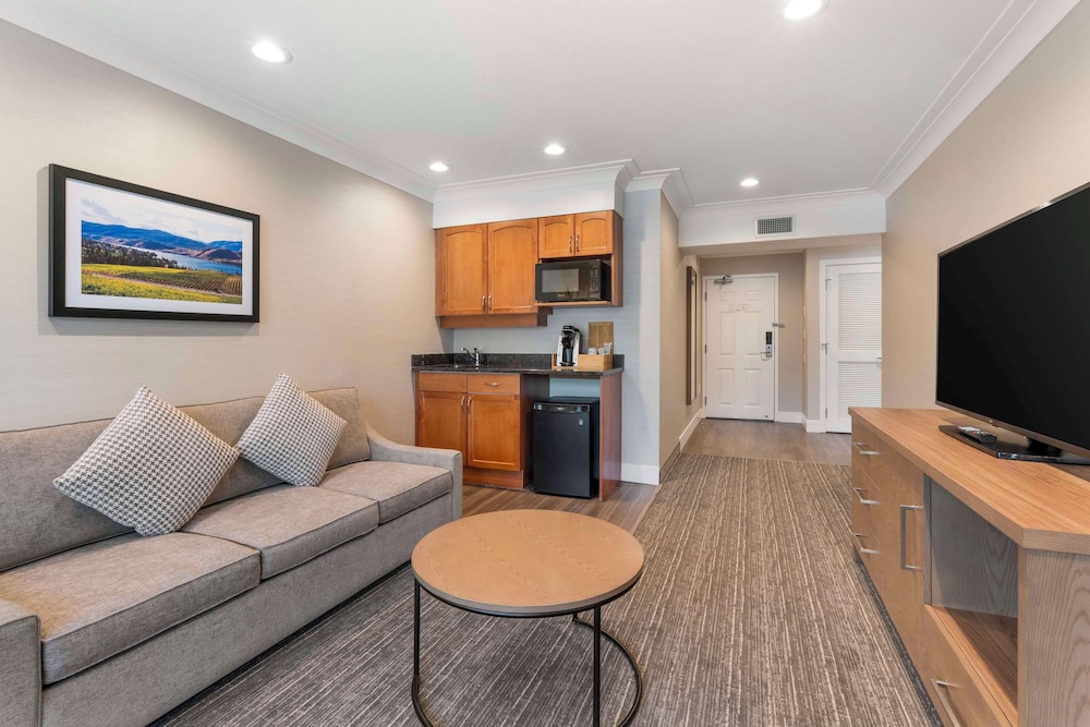 Suite, 2 Queen Beds, Non Smoking (Living Room) - Photo 4