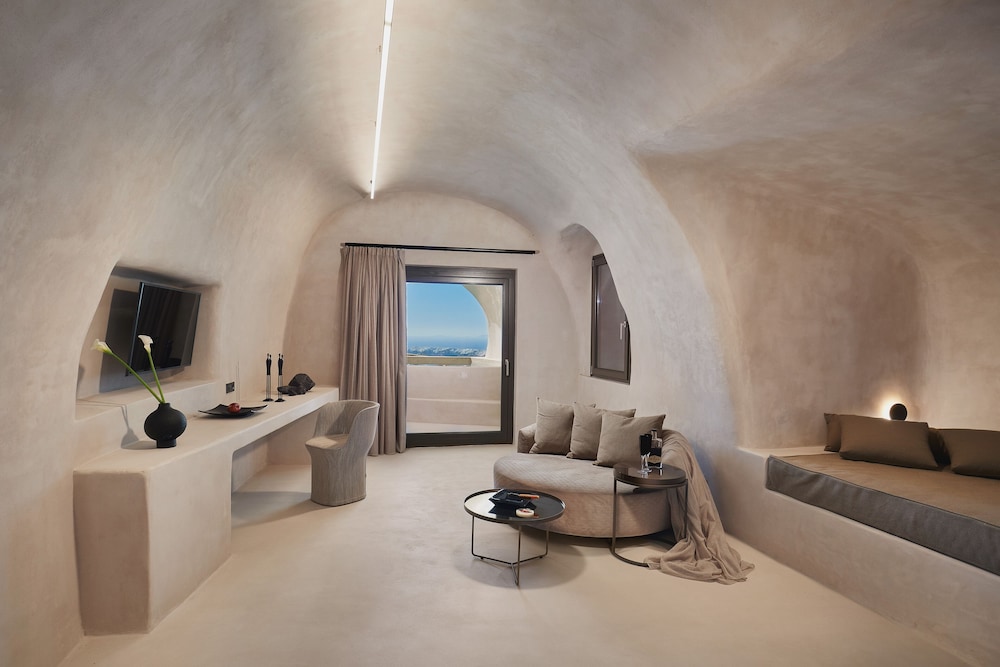 Elysium Cave Suite with Jetted Tub, Caldera View