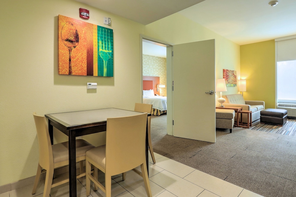 Suite, 1 Queen Bed, Accessible, Bathtub photo 2