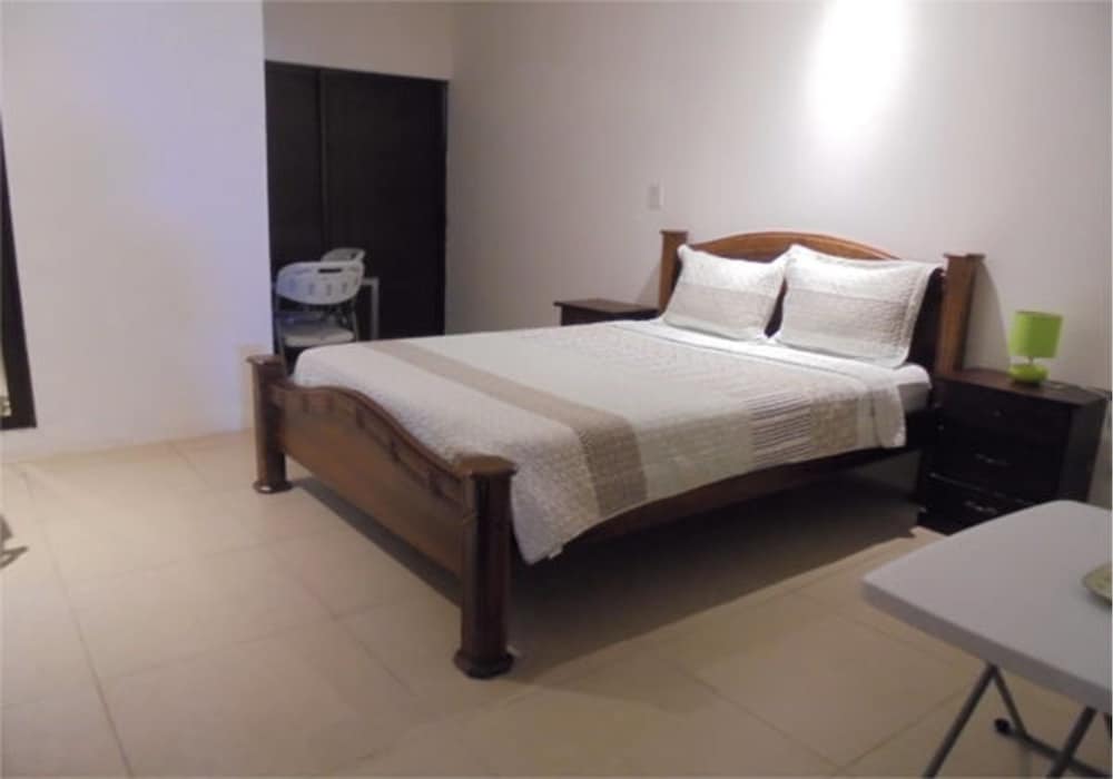 Double Room, 1 Queen Bed, Non Smoking, Pool View photo 3