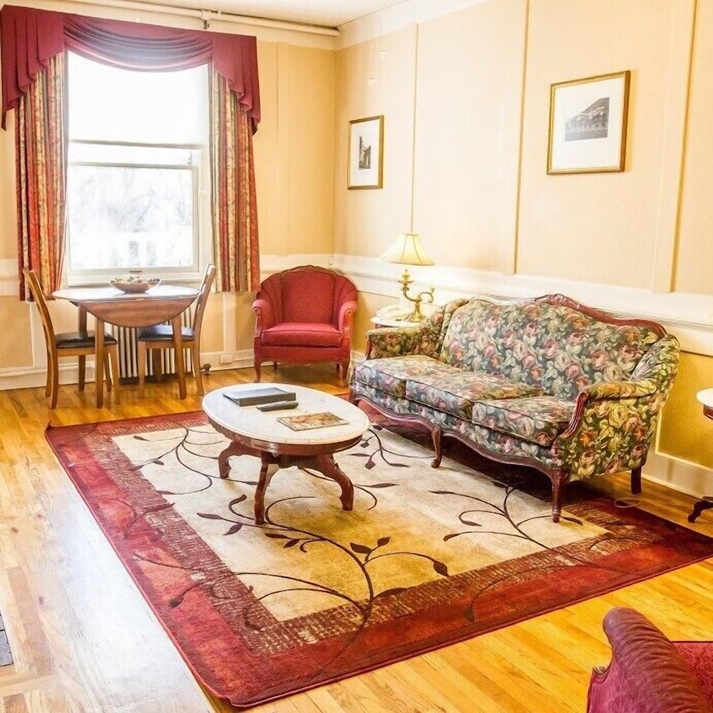 Executive Suite - Photo 1