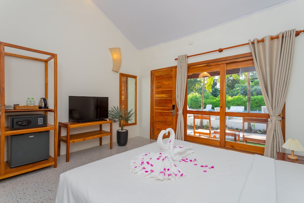 Signature Bungalow, 1 King Bed, Garden View, Garden Area photo 2