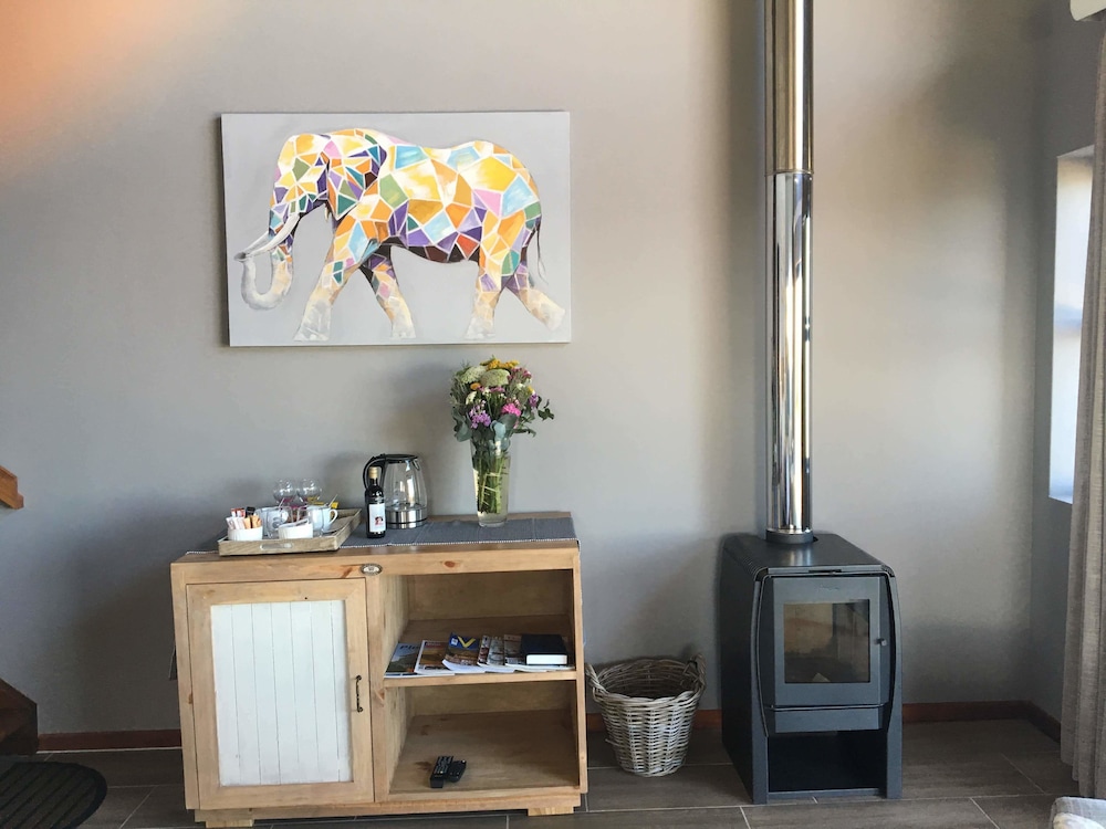 Leopard Family Room photo 2