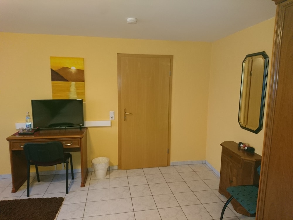 Economy Double Room photo 2