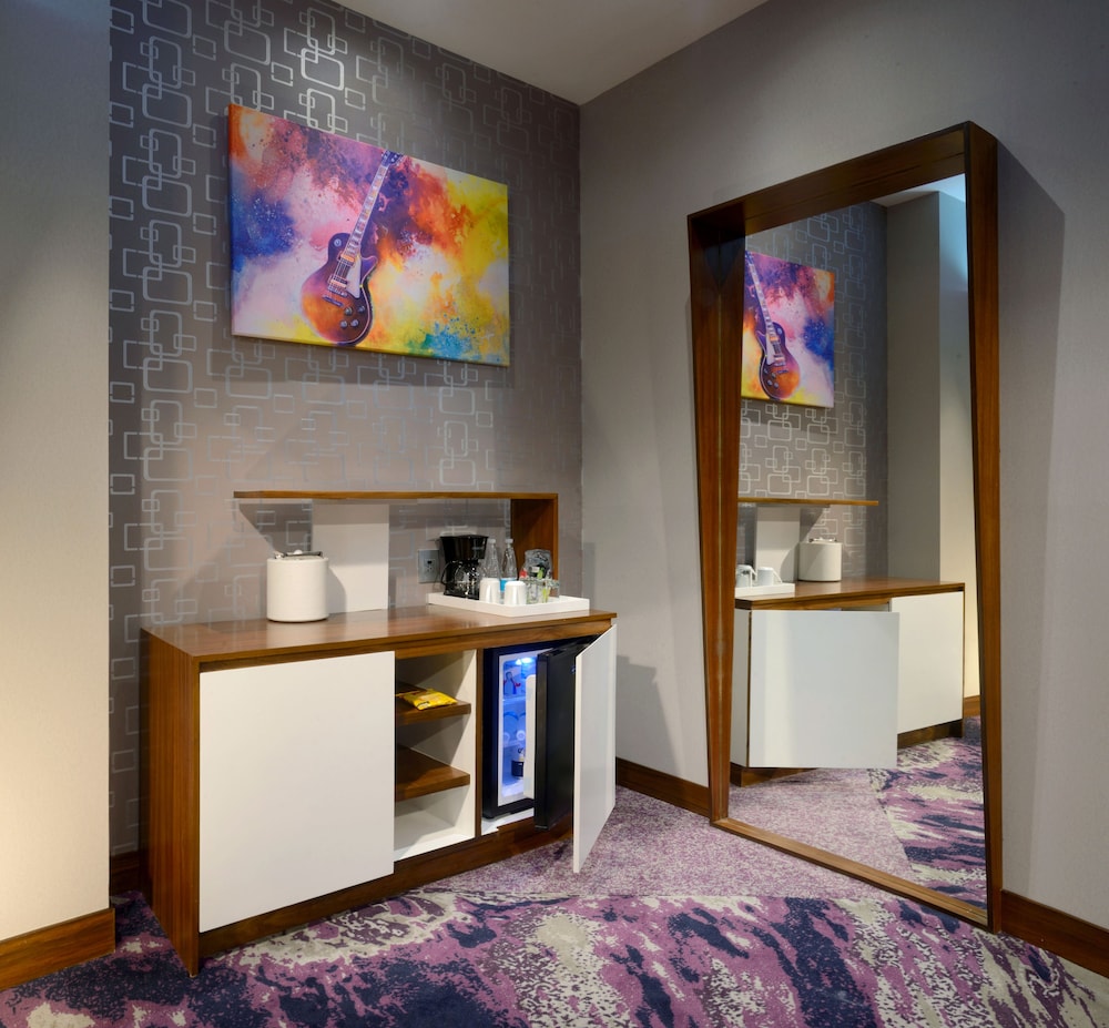 Deluxe Room, 1 King Bed (Rock Royalty) photo 2