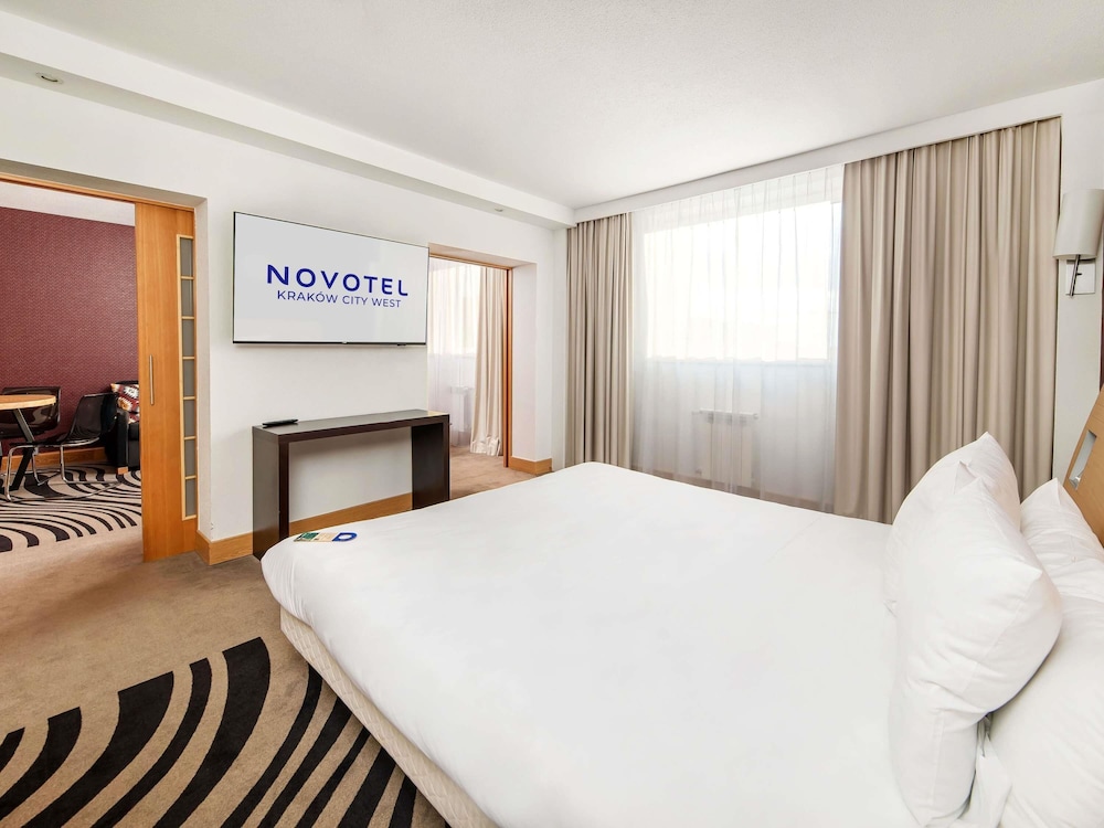 Suite, 1 King Bed with Sofa bed photo 2