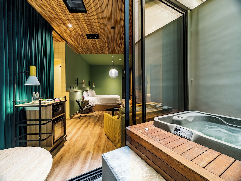 Grand Studio Suite, 1 King Bed, Hot Tub, Ground Floor