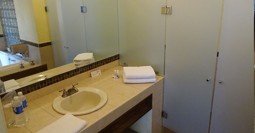 Basic Room, 2 Queen Beds, Non Smoking photo 2