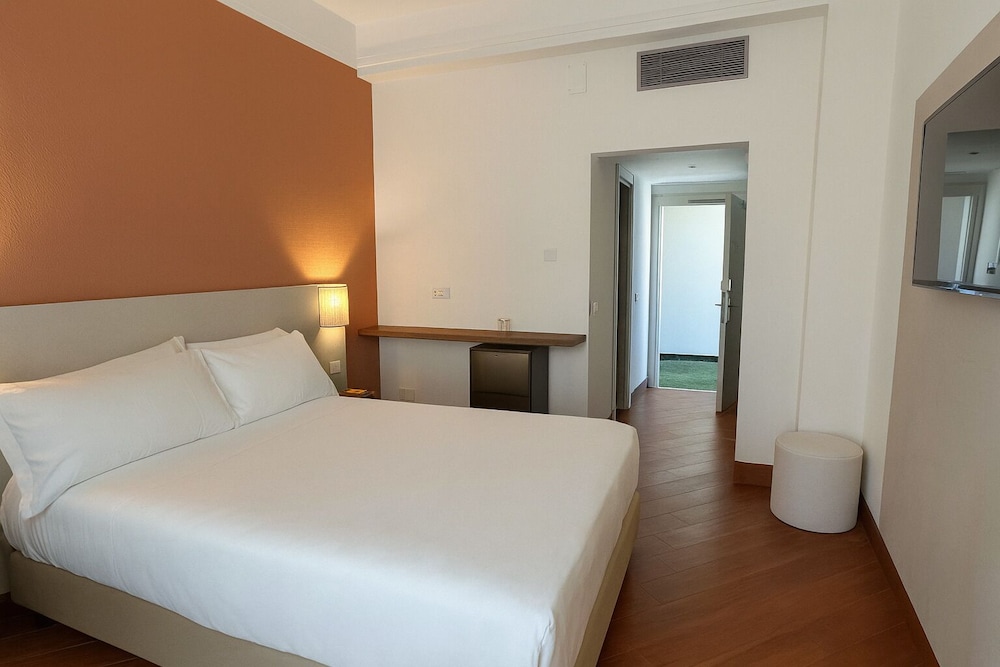 Basic Single Room - Photo 3