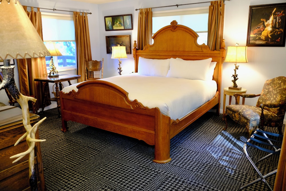 Superior Double Room, 1 King Bed, Mountain View
