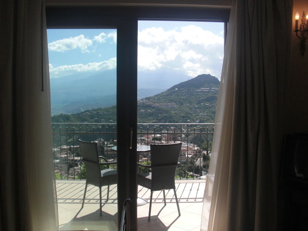 Deluxe Double Room (Petite) photo 3
