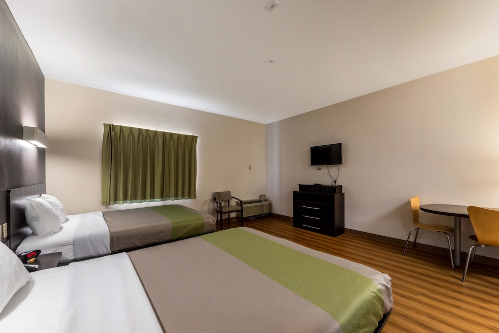 Deluxe Room, Multiple Beds, Non Smoking photo 3