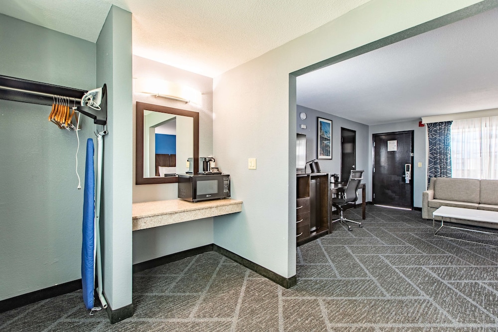 Executive Room, 1 King Bed, Jetted Tub, Poolside (with Single Sofabed) - Photo 3