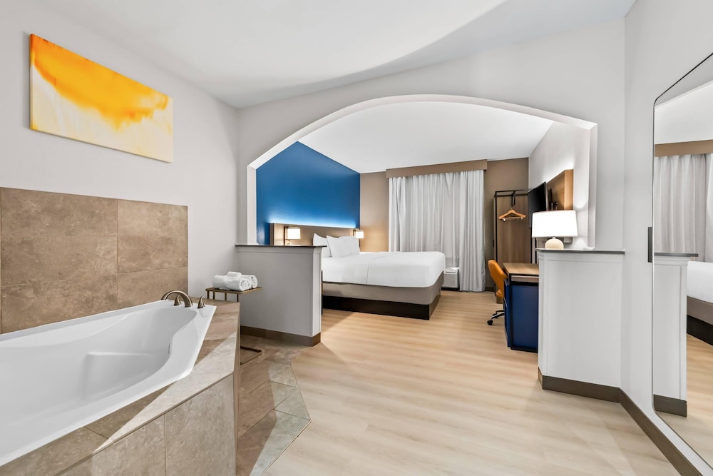Suite, 1 King bed, Heart Shaped Whirlpool Tub, Non Smoking photo 1