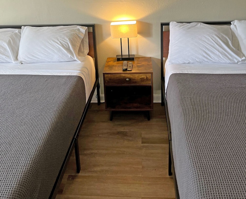 Room, 2 Queen Beds, Smoking photo 3