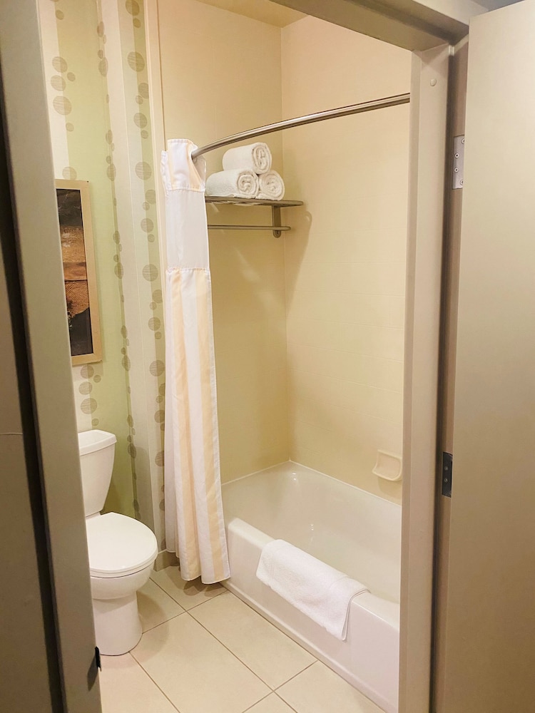 Deluxe Room, 1 King Bed - Photo 2