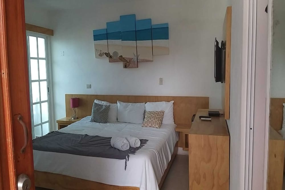 Deluxe Room, 1 Double Bed, Partial Ocean View photo 2