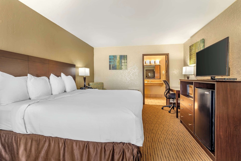Standard Room, 1 King Bed, Accessible photo 3