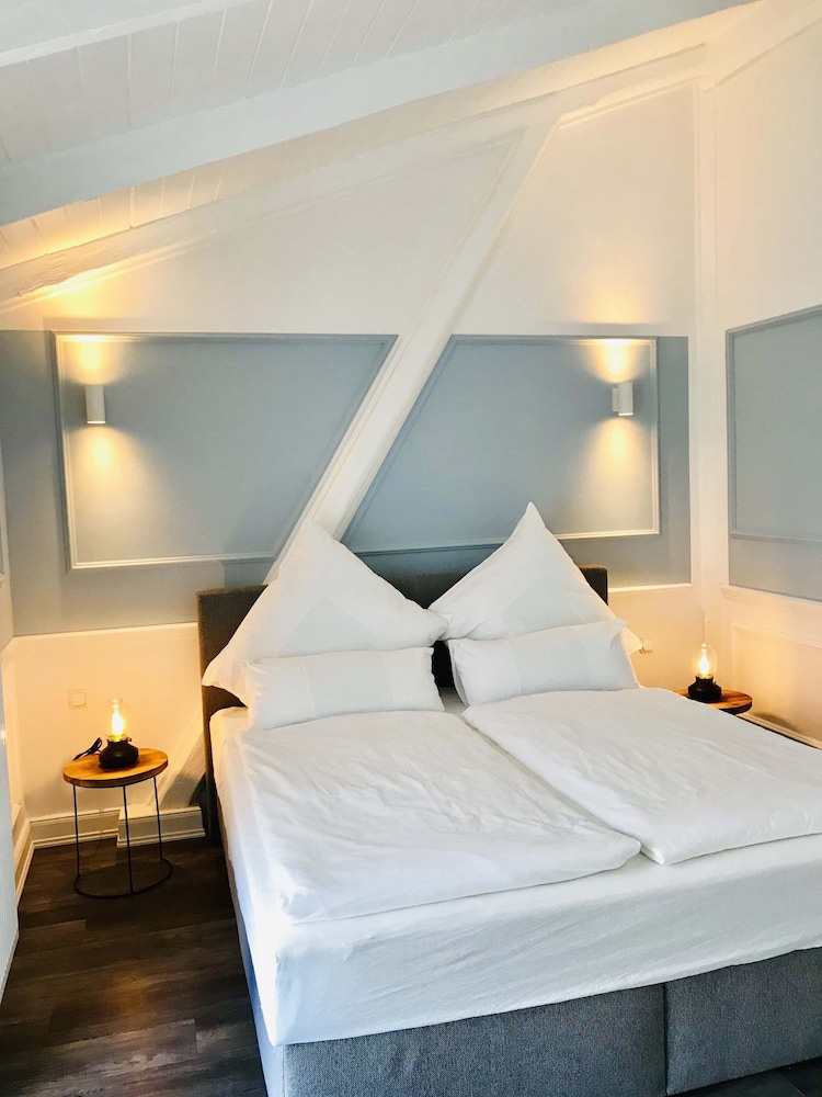 Suite (Blue)