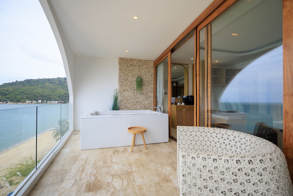 Executive Suite - Photo 15