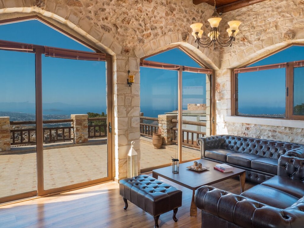 Deluxe Villa and Suites (main building and 3 suites)