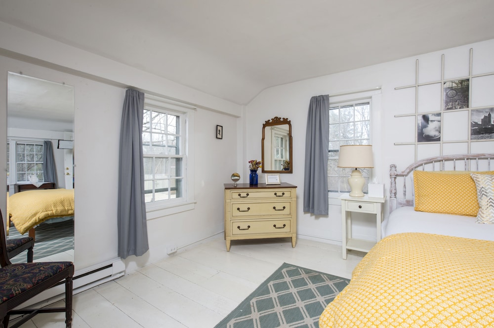 Carriage House Suite, Two Bedrooms photo 3