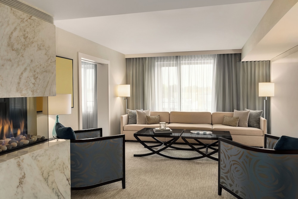 Junior Suite, 1 King Bed (Club Level) - Photo 1