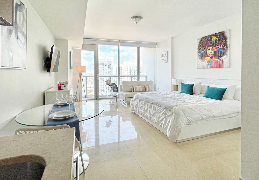 Business Studio Suite, 1 Queen, Balcony, City/River ViewÂ 3505