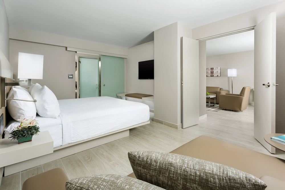 Suite, 1 Bedroom, Balcony - Photo 6